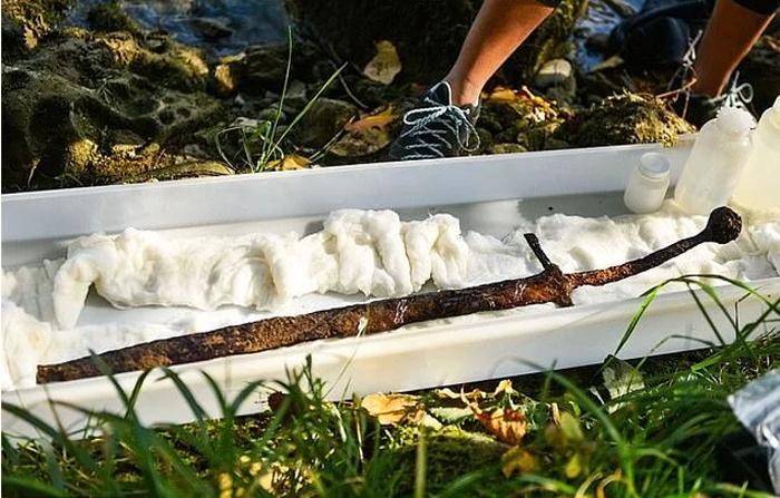 Боснийские дайверы нашли средневековый меч, застрявший в камне, в относительно хорошем состоянии
