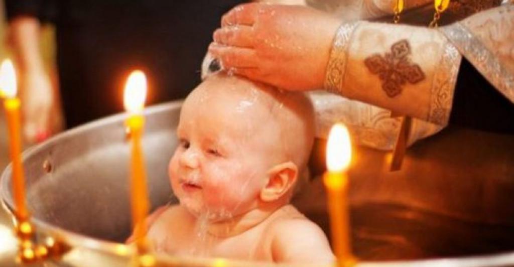 Кого нельзя в крестные своему ребенку. Крещение ребенка. Обряд крещения. Фото с крестин. Крещение ребенка фото.