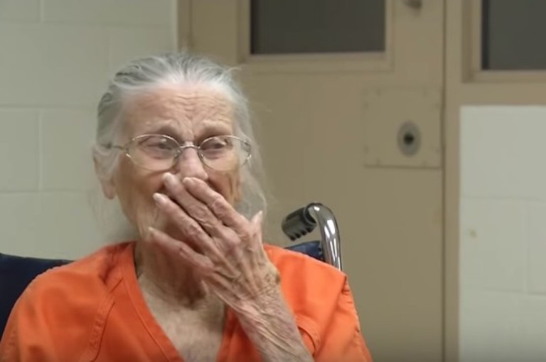 94 летняя бабуля не могла платить арендную плату за жилье. Хозяева вызвали полицию