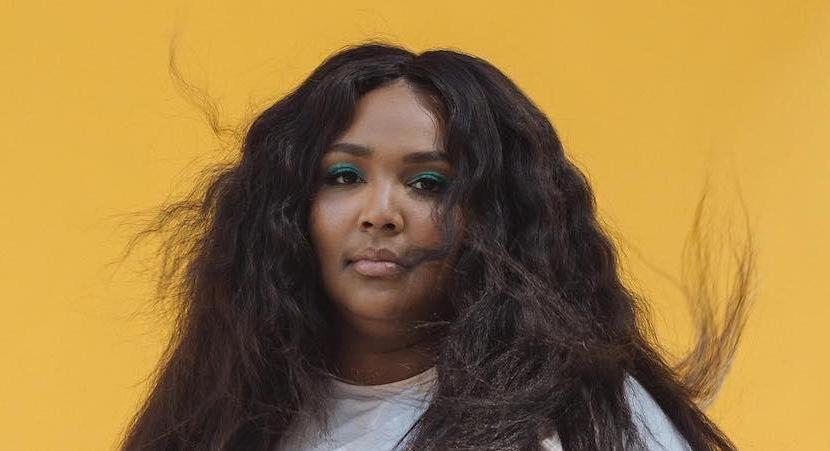 Женщина подала в суд на певицу Lizzo за клевету. В Twitter звезда обвиняла ее в краже еды, о чем сильно пожалела