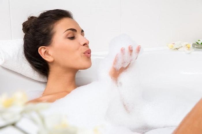 Принять горячую ванну и снизить количество кофеина: как уснуть крепким сном, несмотря на стресс