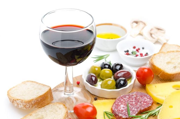 6 лучших комбинаций вина с едой: почему холодные мясные закуски не стоит подавать к красному вину