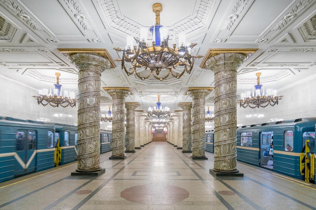 От помпезности в Питере до минимализма в Киеве: канадский фотограф путешествовал по странам бывшего СССР и запечатлевал самые необычные станции метро