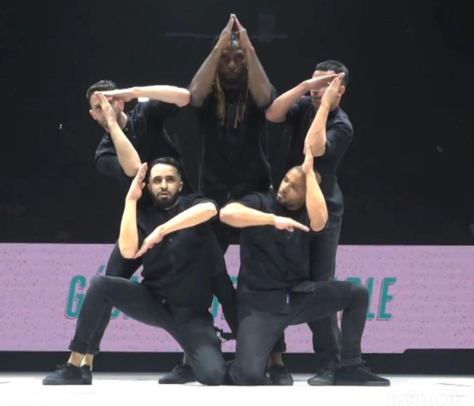 Они делают руками звезду: команда Géométrie variable прославилась на всю Сеть уникальными геометрическими танцами