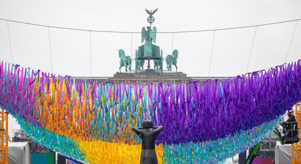 В столице Германии создали художественную инсталляцию под открытым небом, посвященную 30-летию падения Берлинской стены