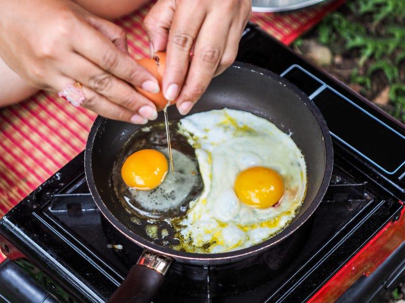 Нельзя жарить на большом огне и быстро снимать со сковороды: какие ошибки мы совершаем во время готовки обычных яиц
