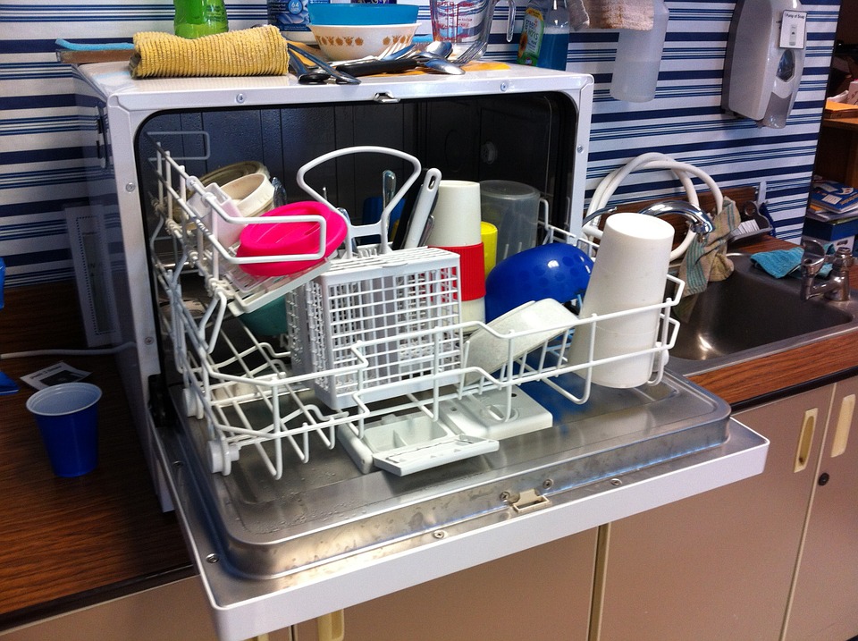 Как правильно разместить посуду в посудомоечной машине, чтобы добиться идеальной чистоты тарелок