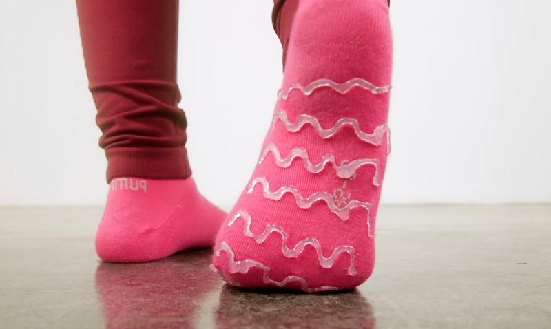 Чтобы носки не скользили, использую силиконовый клей: как можно сделать посещение спортзала более комфортным