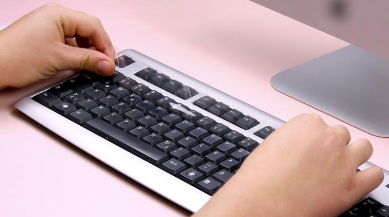 Чтобы очистить клавиатуру понадобится скотч: как правильно чистить электронику в домашних условиях