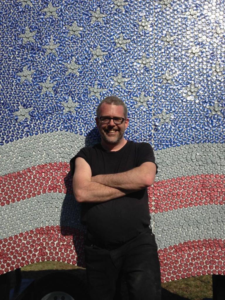 Мужчина копил крышки от пива и насобирал 20 000: тогда он сделал из них огромный американский флаг