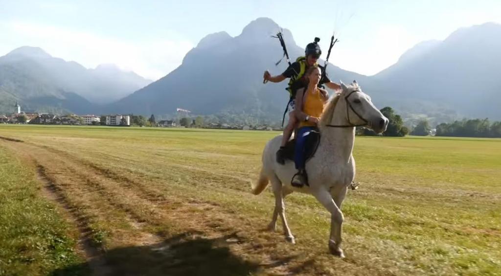 Мужчина выполнил головокружительные трюки с парашютом в воздухе, а затем приземлился на скачущую лошадь (видео)