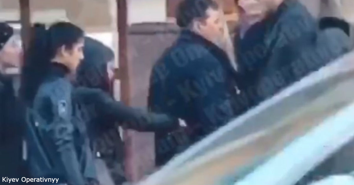 ″Ходят толпой сзади″: на кадры попала новая схема грабежей в Киеве