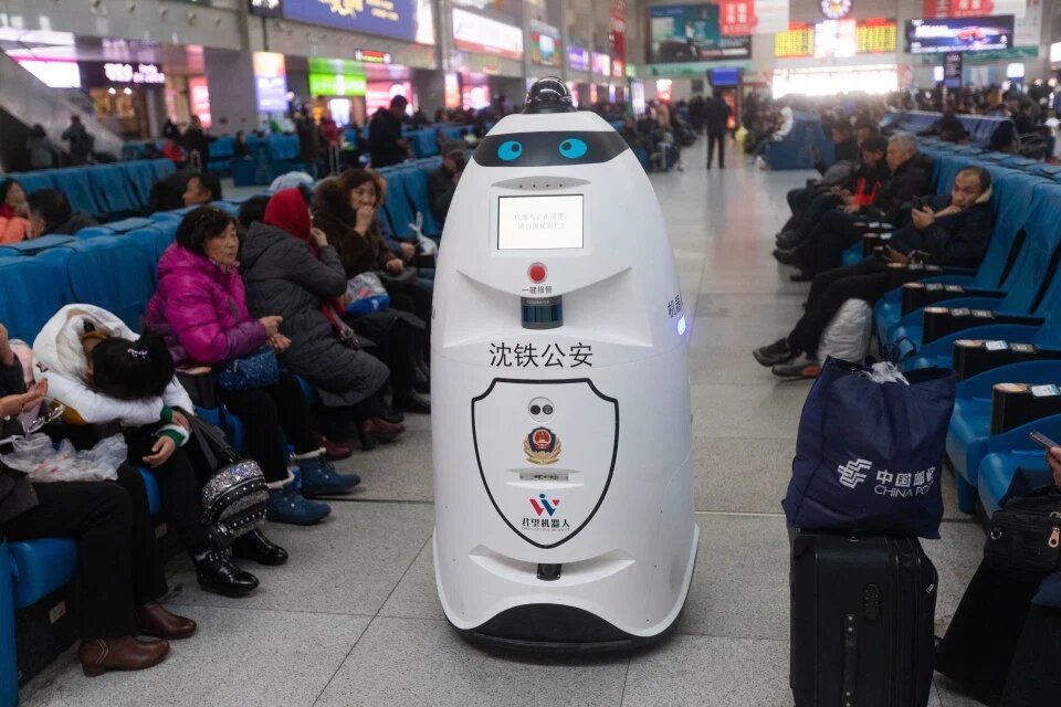 Настоящий робокоп: робот патрулирует китайские железнодорожные станции, выслеживая беглых преступников с помощью технологии распознавания лиц