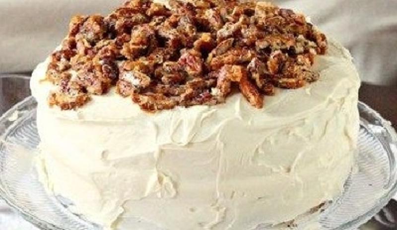 Для любителей пикантных, интересных вкусов: сочный пряный торт с острым облаком глазури из сливочного сыра и соленым орехом