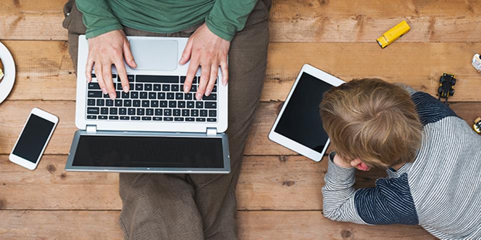 Поощрять живое общение и следить за историей браузера: как контролировать время, которые ребенок проводит в соцсетях