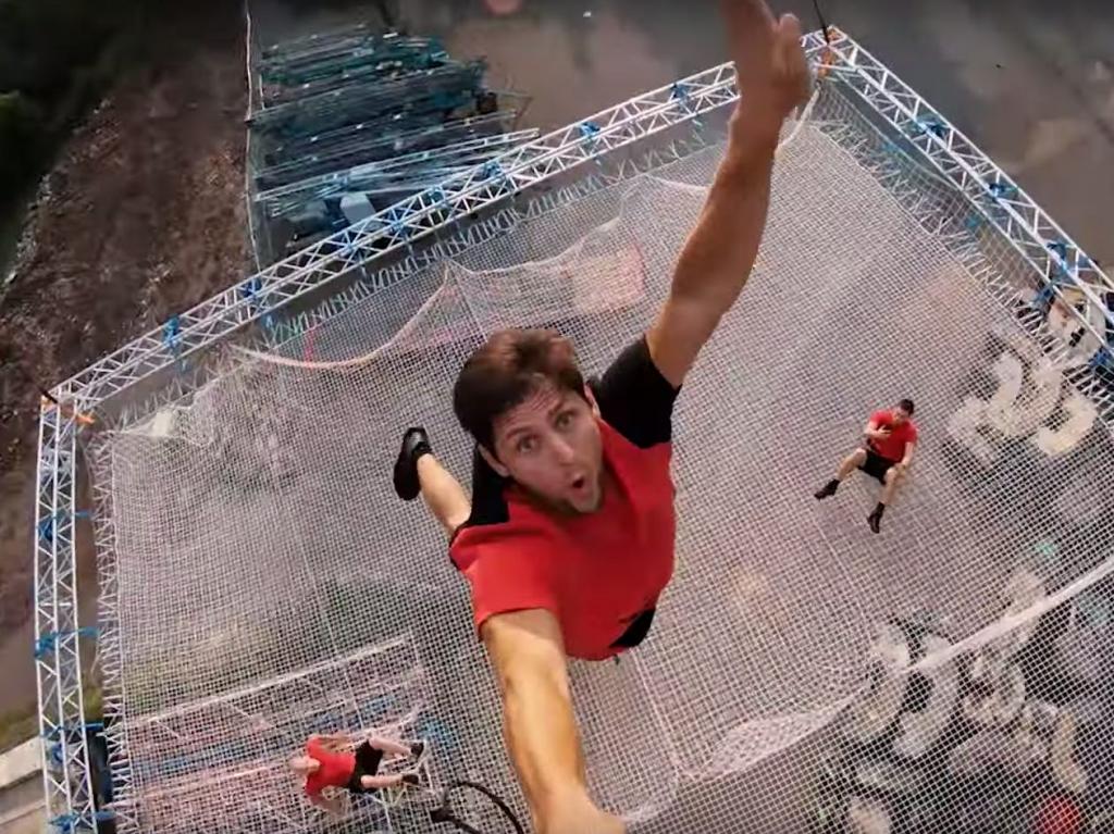 Братья акробаты: словенские акробаты показали воздушное шоу на самом большом в мире батуте на высоте 15 метров