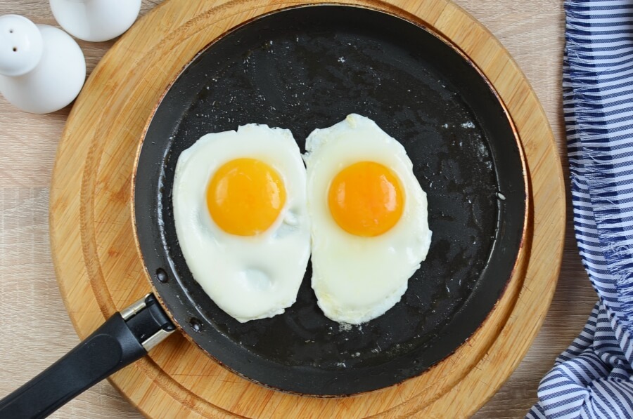 Яйцо обжаренное с двух. Виды жарки яиц. Жареные яйца. Электрический гаджет для жарки яичницы. Выдфы жареных яйц.