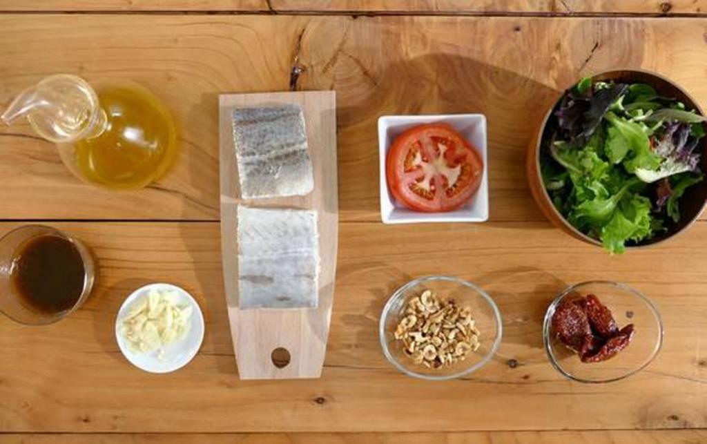 Небанальная альтернатива надоевшим салатам: изысканный микс из вяленых помидоров, зелени и трески