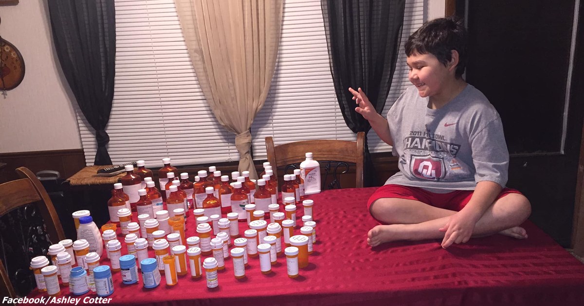 9 летний мальчик плачет, принимая свою последнюю таблетку химиотерапии