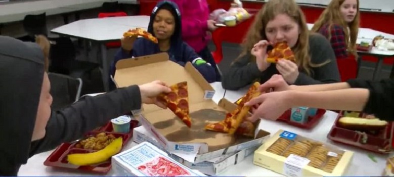 Учительница решила порадовать детей и заказала им пиццу. Директор зашел в класс и своим поступком всех расстроил