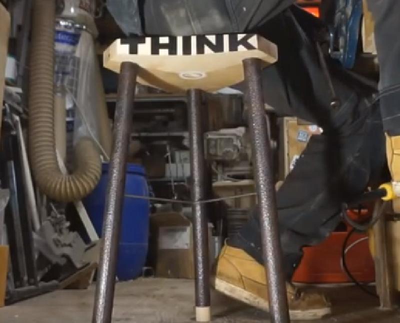Сверхкрепкий трехногий табурет для мастерской: сделан из ржавой трубы и кленовой доски