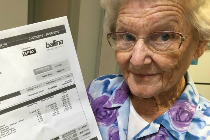 Получив квитанцию за коммунальные услуги, пенсионерка поняла, что кто то ворует ее воду