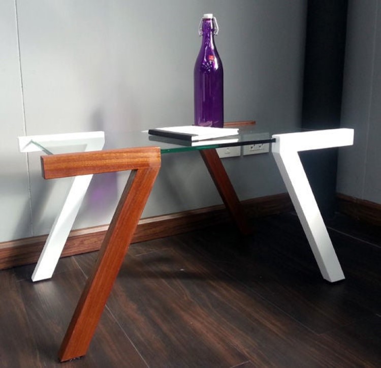 Стеклянный стол с деревянными ножками на кухню