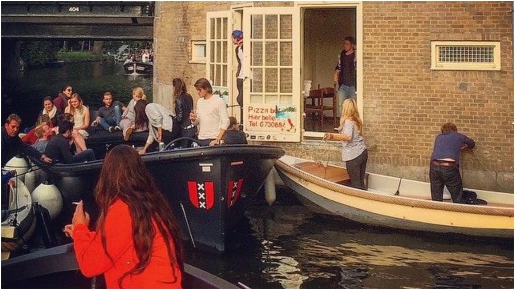 В Амстердаме открыли пиццерию, до которой можно добраться только на лодках. Туда выстраиваются очереди