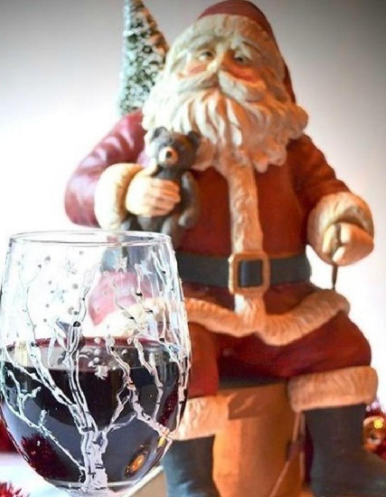 Элегантные бокалы для вина, декорированные для новогодних праздников
