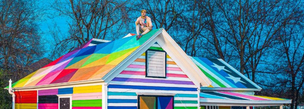 «Посольство радуги»: испанский уличный художник Окуда Сан-Мигель превращает заброшенный дом в центр искусств