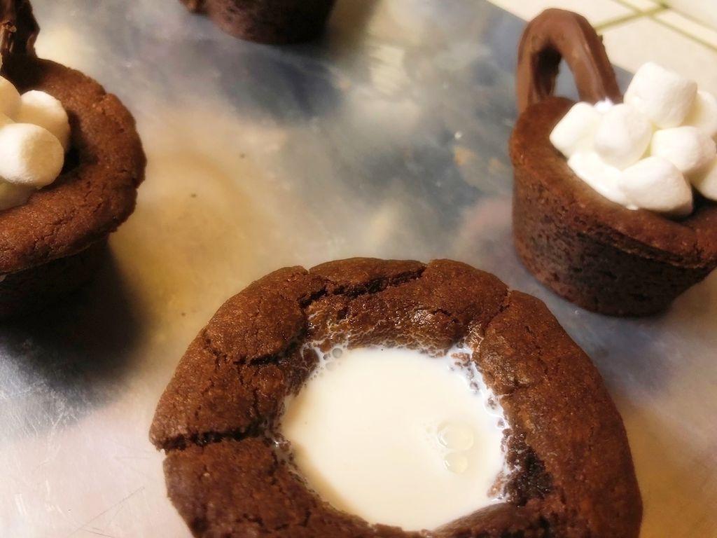Очень вкусный горячий десерт: готовим шоколадные кексы в виде чашечек с какао