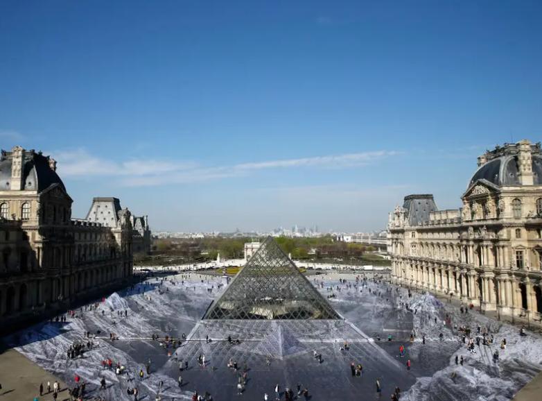 Пирамида Лувра в Париже и фото Джиджи Хадид: 10 самых загадочных оптических иллюзий 2019 года