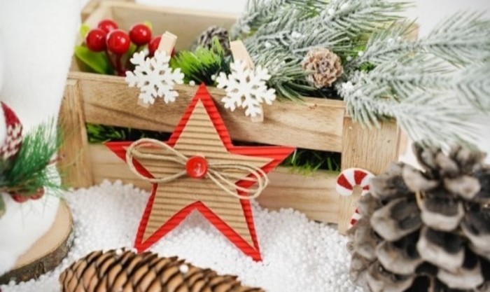Немного картона, ниток и клея - получилась рождественская звезда! Украшение из картона - отличное дополнение к праздничному декору