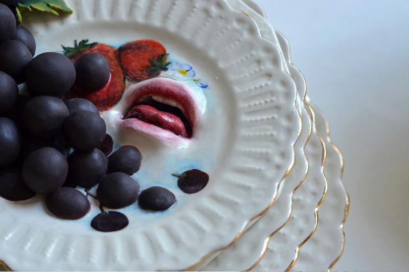 Художница Ронит Баранга  оживляет  посуду, добавляя к ней рот и пальцы: фотографии нестандартного искусства