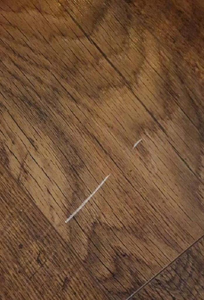 Обнаружив белые полоски на деревянном полу, домохозяйка не растерялась и пошла на кухню за грецким орехом