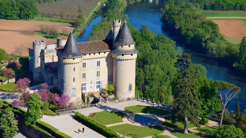 Замок, поднявшийся из собственного пепла: жизнь по королевски в роскошном замке Меркюэ