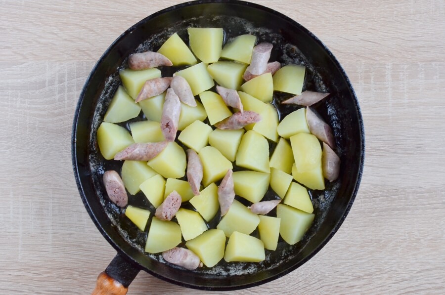 Что можно сделать вкусное на сковороде. Картошка с яблоками на сковороде. Торт сковорода с картошкой. Карамелизация яблок на сковороде. Карамелизация картошки.