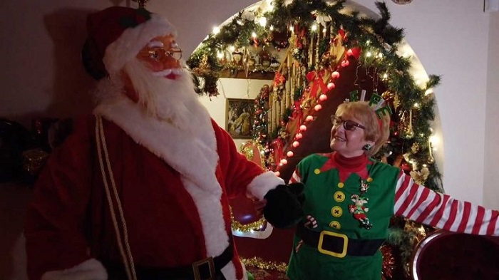 Бетти Энн Джонс потратила целое состояние на то, чтобы превратить свой дом в жилище Санта Клауса: вот только ее муж не рад этому