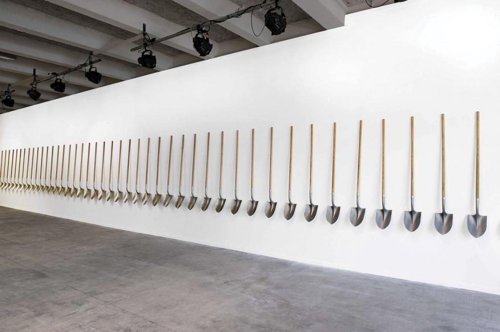 Перековал мечи на орала: мексиканский художник Педро Рейес расплавил 1500 пистолетов и сделал из них лопаты, чтобы сажать деревья