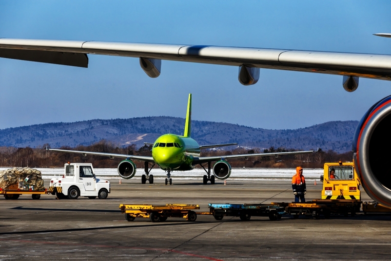 Авиа рейсы магадан. Самолёт s7 Иркутск Магадан. Самолёт s7 Airlines Иркутск Магадан. Самолет Магадан Новосибирск. Самолет на посадку в Магадане.