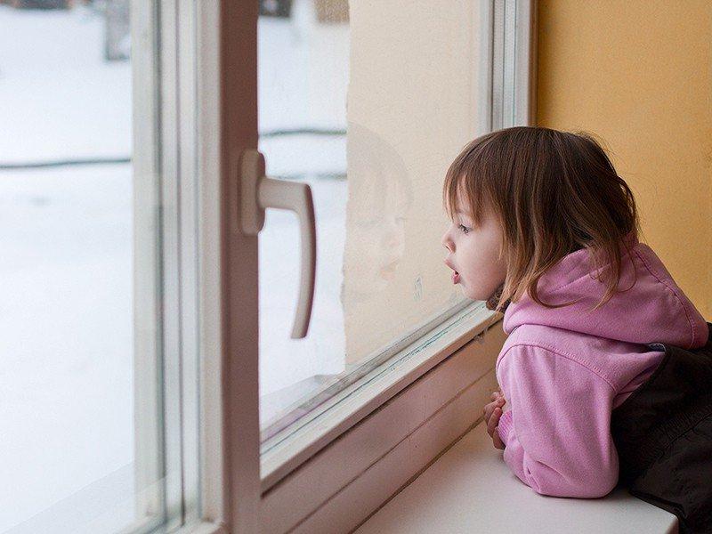 Трехлетняя девочка ежедневно часами смотрела в окно, затаив дыхание. Причиной оказалась квартира в доме напротив