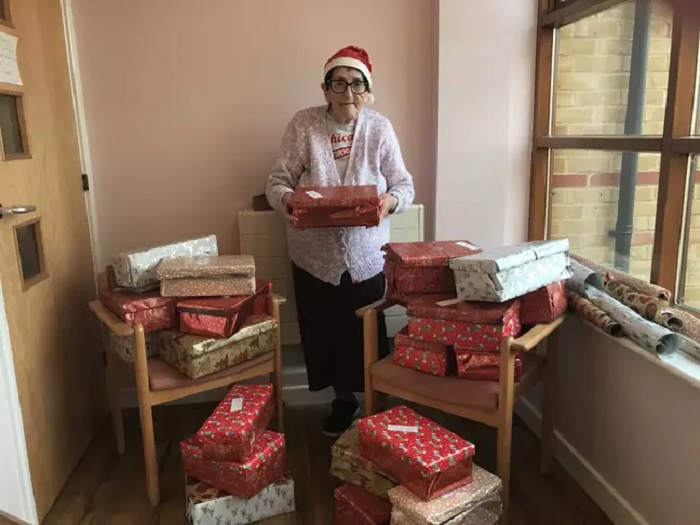 80 летняя Фрэн собирает обувные коробки и заполняет их рождественскими подарками для нуждающихся