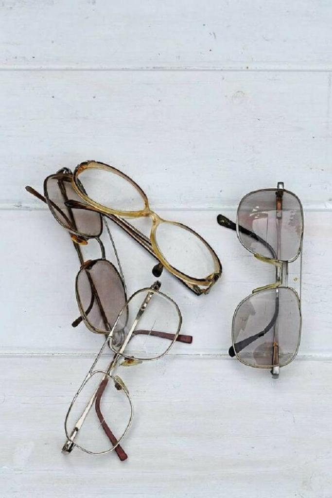 Мы смеялись над дедушкой, что он собирает старые очки. Но когда увидели украшения на елке, извинились перед ним