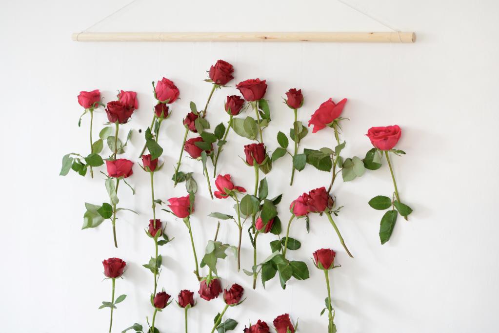 Живые цветы не обязательно ставить в вазу: из них можно сделать красивое панно на стену