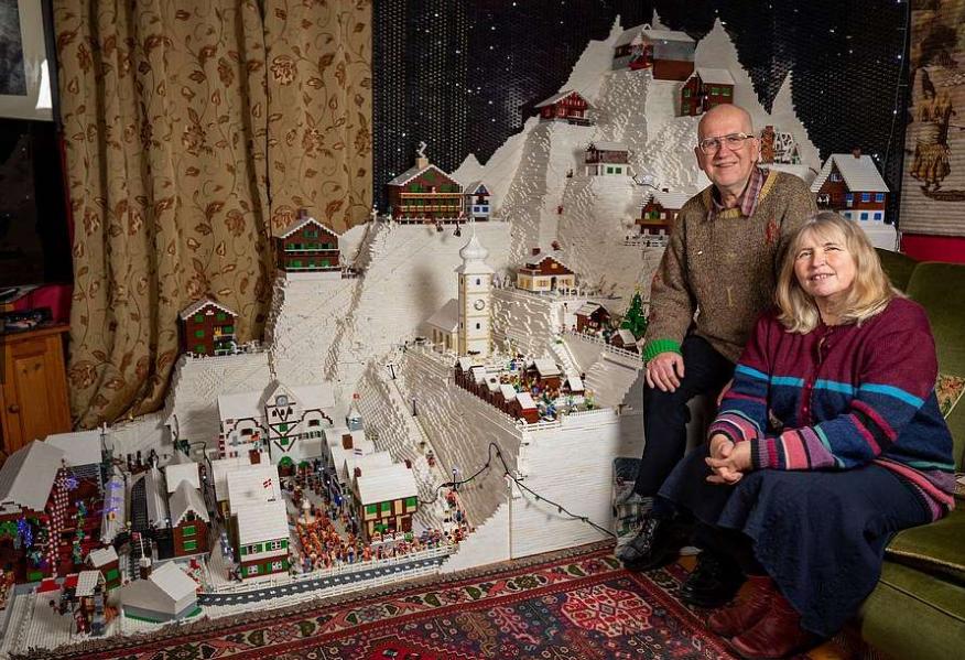 Пара, одержимая конструктором  Лего , построила у себя дома масштабную новогоднюю инсталляцию. Им потребовалось 400 000 деталей и 6 недель