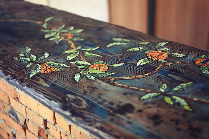 Парень сам сделал стол, украшенный вырезками с мозаикой: получилось лучше, чем он ожидал