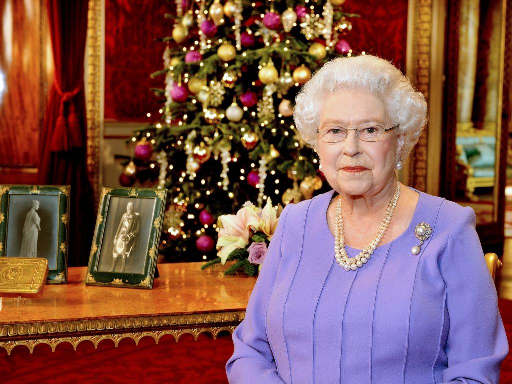 8 рождественских правил королевы Елизавет II: рассылать своим сотрудникам 1500 рождественских пудингов и 750 открыток