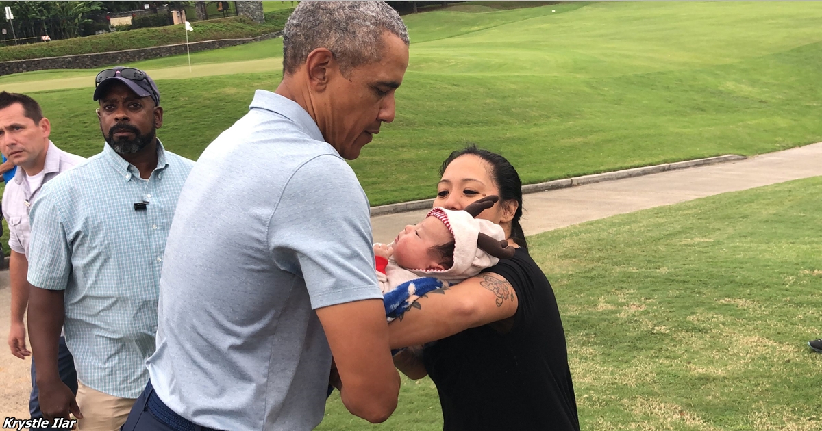Барак Обама проводит отпуск на Гавайях, обнимая детей