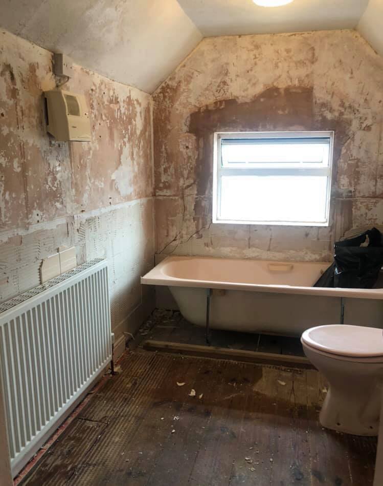 Ни грамма клея, ни капли краски: девушка сделала супербюджетный ремонт в своей убитой ванной