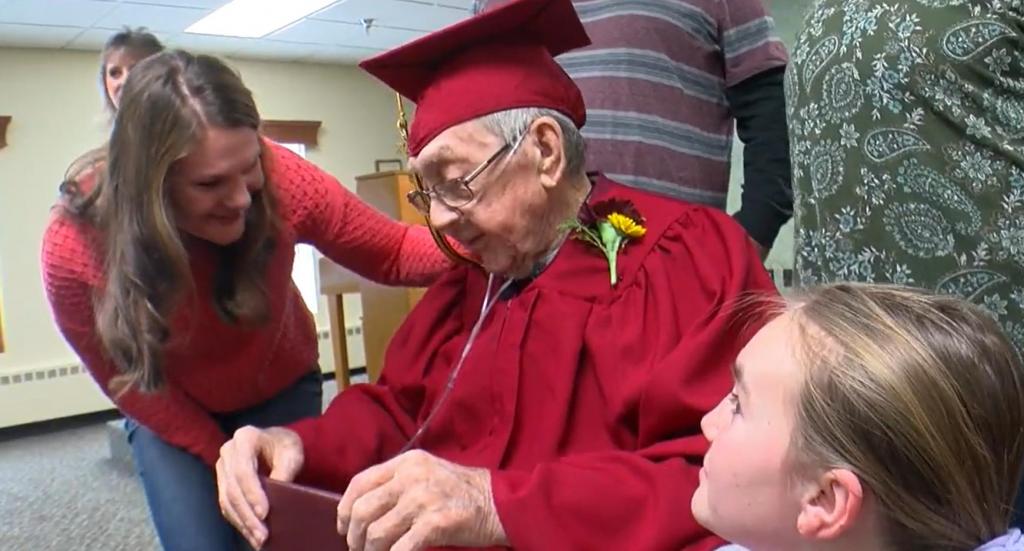 А с бумажкой   человек! Клиффорд Хэнсон получил диплом в 91 год: в юности он бросил школу, чтобы помогать отцу на семейной ферме